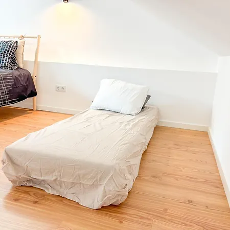 Spacious House, Up 8 People Centrally In